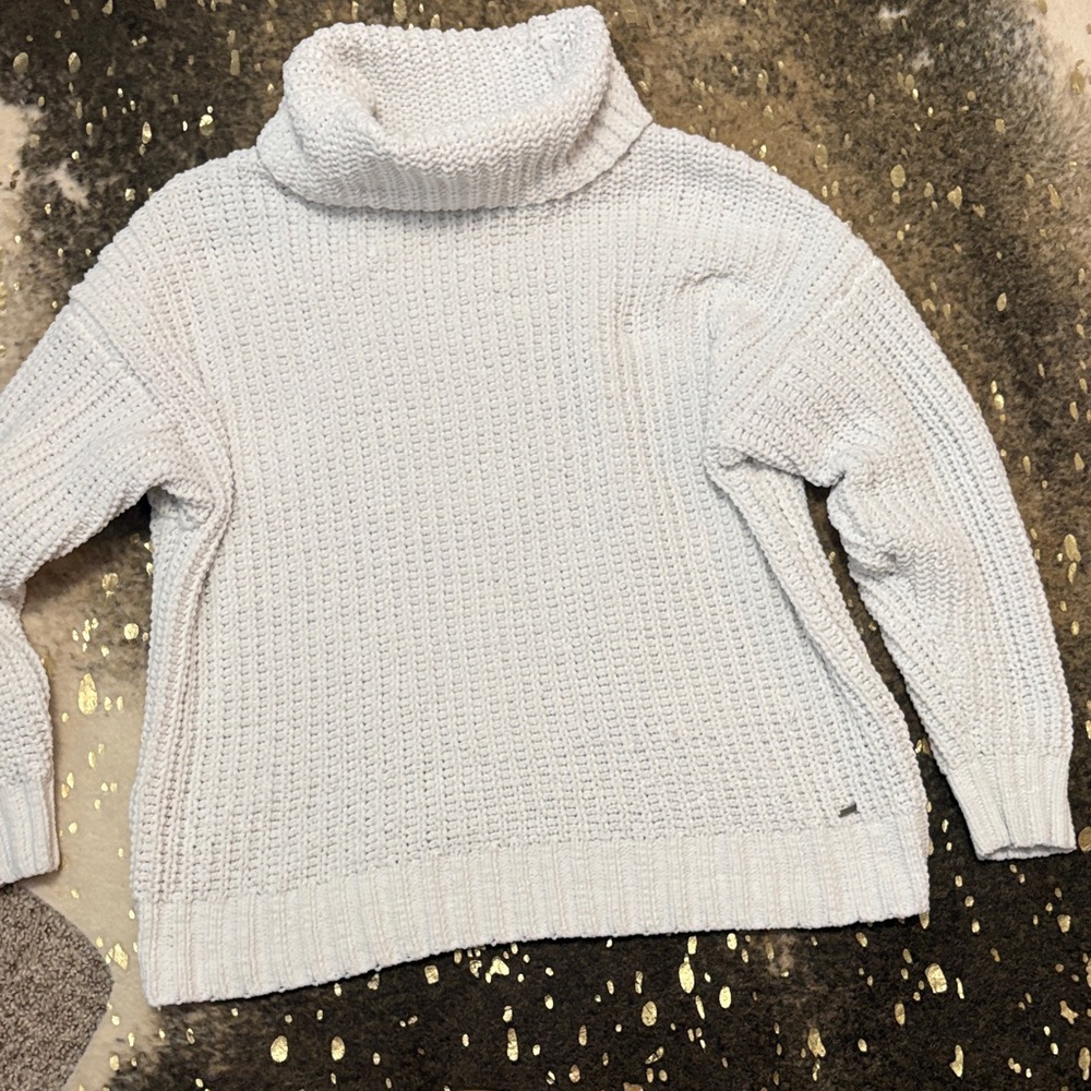 Hollister- Cozy White Turtleneck Sweater size medium